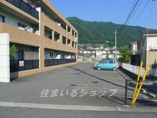 広島市安佐北区可部東２丁目の賃貸マンションの駐車場