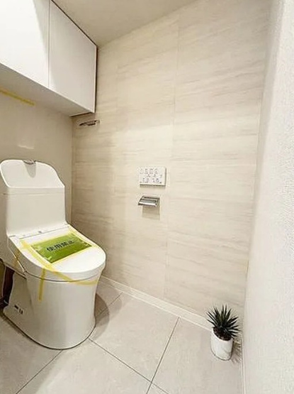 【トイレ】 | 東高西ケ原ペアシティ | 清潔な空間であって頂けますように、汚れをふき取り易いフロアと壁紙をチョイス致しました。