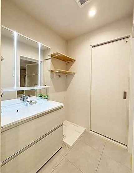 【独立洗面台】 | 東高西ケ原ペアシティ | 身だしなみチェックや歯磨きなど、朝の慌ただしい時間でも余裕とゆとりを感じられる。