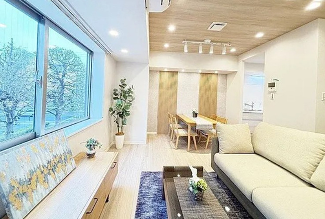 【居間・リビング】 | 東高西ケ原ペアシティ | 明るく開放的な空間が広がるLDK。室内には豊かな陽光が注ぎ込み、爽やかな住空間を演出。