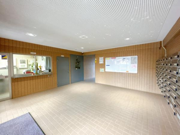 【エントランス】 | 管理人室、集合ポスト、掲示板ございます。