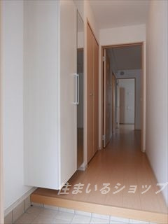 アート・ハウス　弐番館の玄関|ミラー付き大型シューズボックス