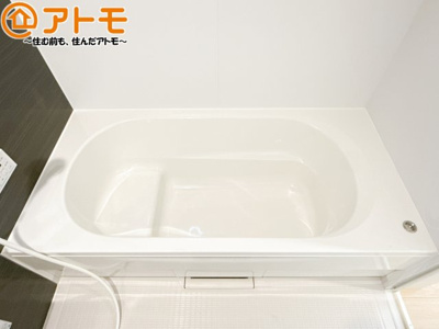 【浴室】 | 清水区押切第7　新築戸建　全1棟 | お子様やお年寄りが使いやすいだけでなく、半身浴にも便利なベンチタイプの湯舟です。お湯の節約にも！