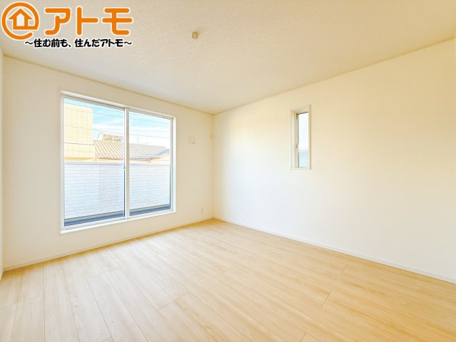【寝室】 | 清水区押切第7　新築戸建　全1棟 | バルコニーに面したお部屋なので、布団などの大きなものも楽々干せます♪