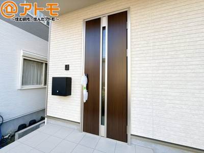 【玄関】 | 清水区押切第7　新築戸建　全1棟 | 落ち着いた色合いの玄関はダブルロックで防犯性に優れた仕様になっています♪