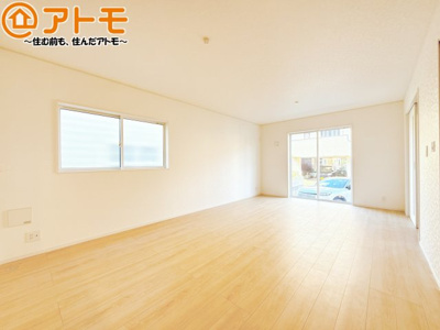 【居間・リビング】 | 清水区押切第7　新築戸建　全1棟 | 日当たりのよいリビングは、一年を通してぽかぽかとしています。家族が自然と集まる空間になりそうですね♪