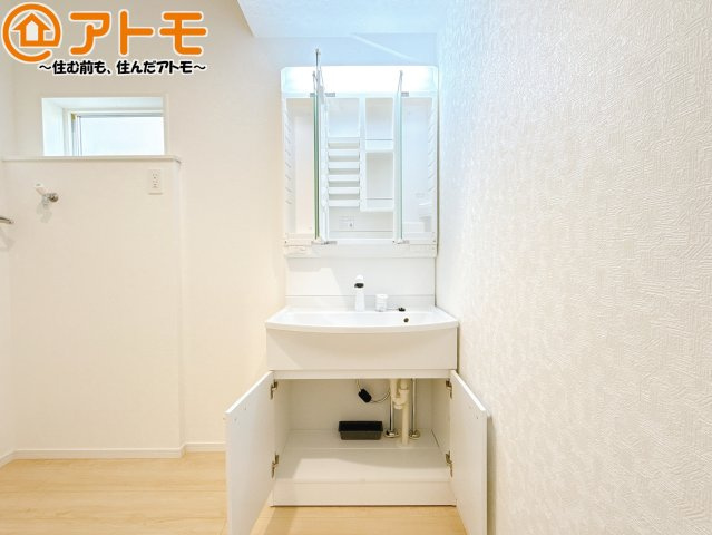 【独立洗面台】 | 清水区押切第7　新築戸建　全1棟 | 三面鏡の中は収納になっているため、スッキリとした洗面台を保つことができます♪