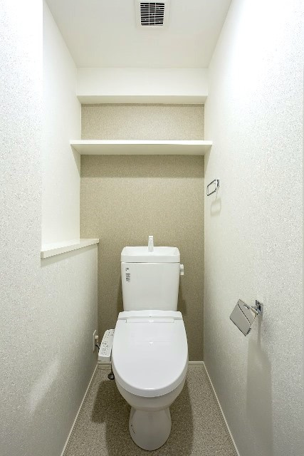 エンクレスト大博通りAPEXのトイレ|落ち着いた色調のトイレです