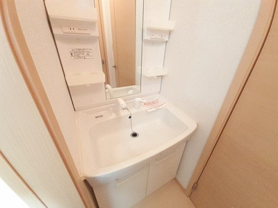 【洗面所】 | セレニティ薬師Ｂ | ゆったりとスペースのある洗面所