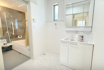【独立洗面台】 | ☆☆価格変更！！新築分譲　内郷内町　オール電化　全４棟！！ | 1.2階洗面台あり！節水機能とお手入れしやすいデザインの洗面化粧台！便利な収納付！
忙しい朝の身支度時などにも便利な2階洗面化粧台。コンパクトながらも快適な使い心地です。