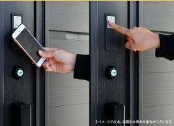 【構造・工法・仕様】 | ☆☆価格変更！！新築分譲　内郷内町　オール電化　全４棟！！ | 玄関電子キー
鍵をとりださなくても、ＩＣチップやスマホ等で簡単に開け閉めできる玄関電池錠　※メーカーにより仕様が異なります
