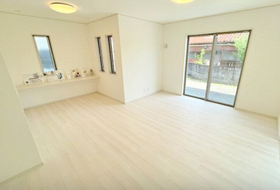 【居間・リビング】 | ☆☆価格変更！！新築分譲　内郷内町　オール電化　全４棟！！ | LDK16.66～17.66J！陽当り良好！！複層ガラスで断熱効果・結露防止・遮音効果があります。
お子様のリビング学習にもピッタリ♪