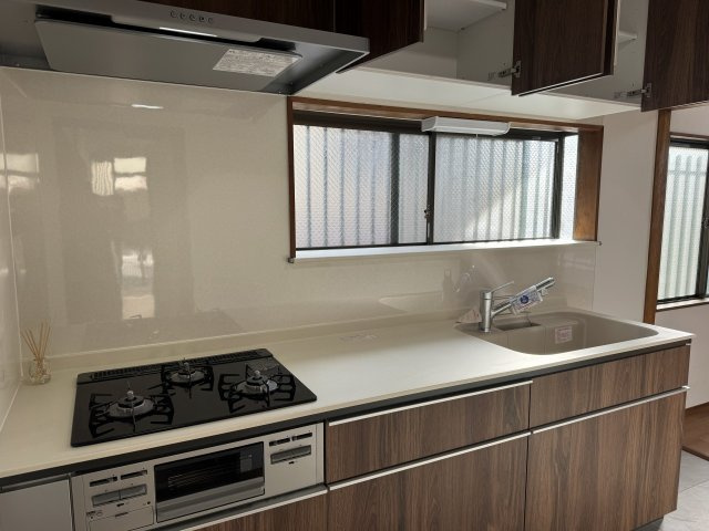 八王子市　暁町　中古戸建てのキッチン|～窓付きで明るく換気のしやすいキッチン～