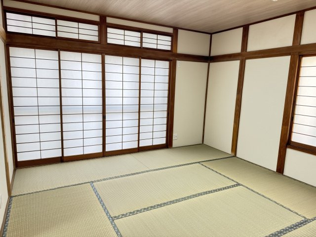 八王子市　暁町　中古戸建ての和室|～リビングに隣接している8.0帖の和室　畳表替え、障子・襖・クロス貼替え済です～