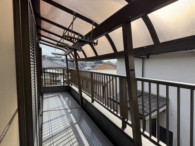 八王子市　暁町　中古戸建てのバルコニー|～3部屋から出入り可能なバルコニー　屋根付きで急な雨も安心です～