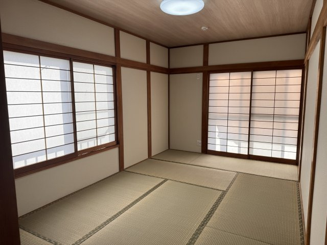 八王子市　暁町　中古戸建ての寝室|～2階7.5帖の和室　畳表替え、障子・襖・クロス貼替え済です～