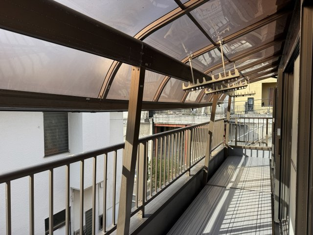 八王子市　暁町　中古戸建てのバルコニー|～3部屋から出入り可能なバルコニー　屋根付きで急な雨も安心です～