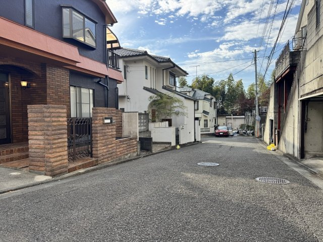 八王子市　暁町　中古戸建ての前面道路含む現地写真|～西側6ｍ道路に面しています～