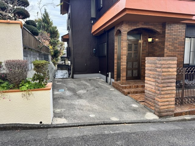 八王子市　暁町　中古戸建ての駐車場|～カースペースは1台分～