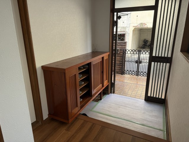 八王子市　暁町　中古戸建ての玄関|～ロータイプのシューズボックスで玄関広々～