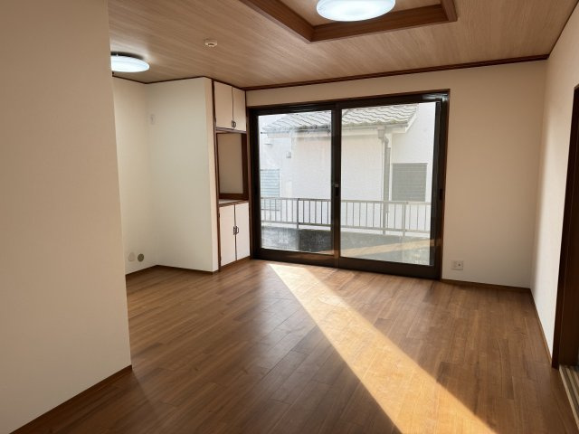 八王子市　暁町　中古戸建ての居間・リビング|～14.5帖の明るいLDKで、家族団欒の時間をお過ごしいただけます～