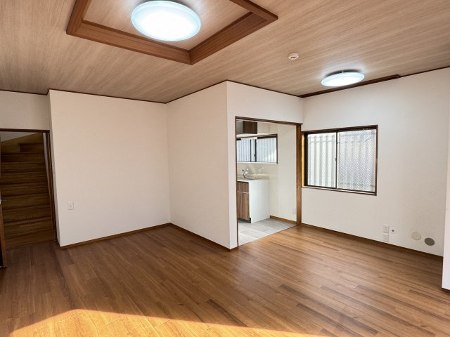 八王子市　暁町　中古戸建ての居間・リビング|～14.5帖の明るいLDKで、家族団欒の時間をお過ごしいただけます～