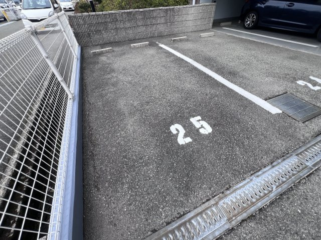 メリヤス岡場の駐車場