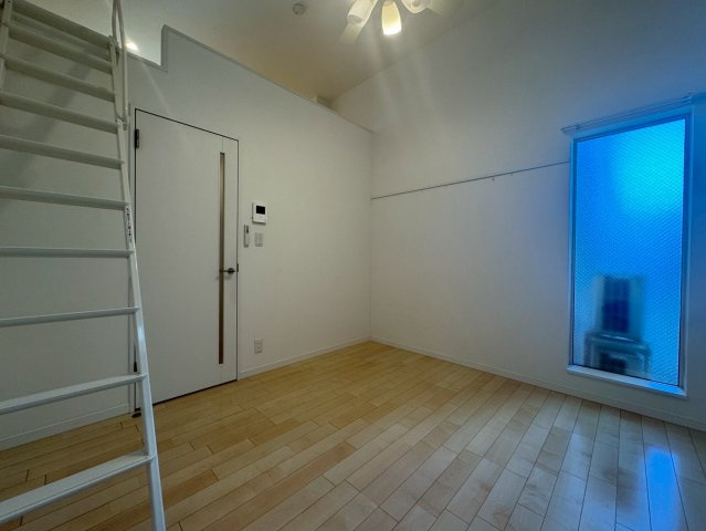 川崎市麻生区岡上５丁目のアパートの洋室