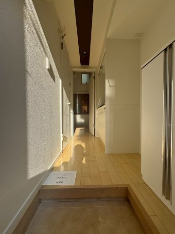 川崎市麻生区岡上５丁目のアパートの玄関