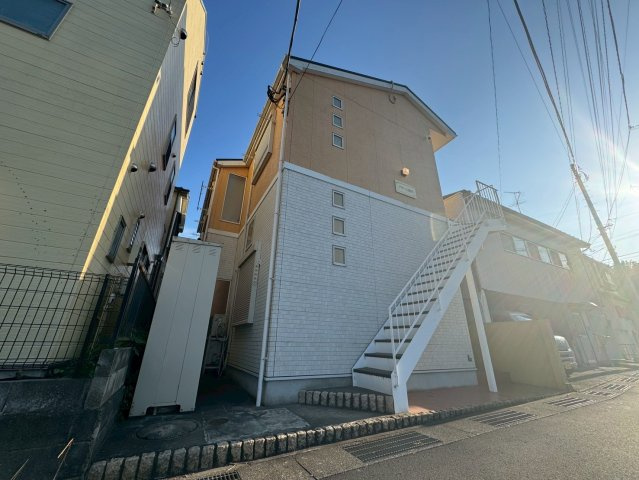 川崎市麻生区岡上５丁目のアパートの外観