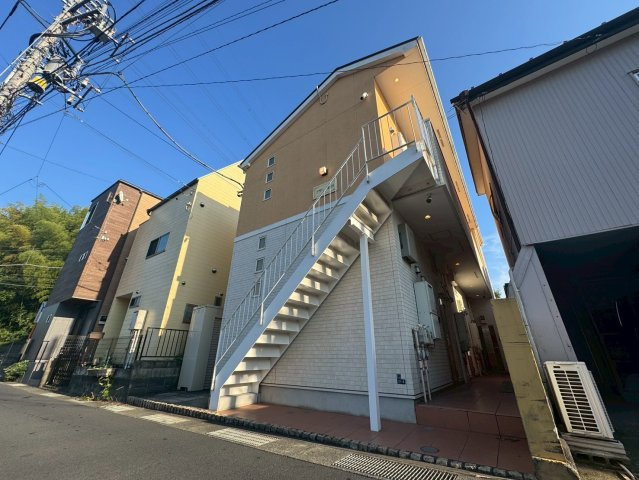 川崎市麻生区岡上５丁目のアパートの外観