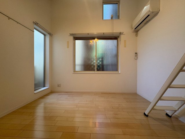 川崎市麻生区岡上５丁目のアパートの居間・リビング