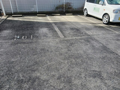 【駐車場】 | フォレスト | 駐車場に車を止められます