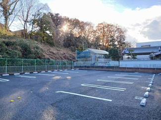 【駐車場】 | プレミアコート　上高津 | 駐車場があるので、車を買う予定の方も安心です