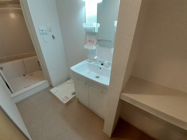 エスポワール山の街Ⅰの洗面所|脱衣スペースもあります