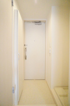 収納もある玄関です