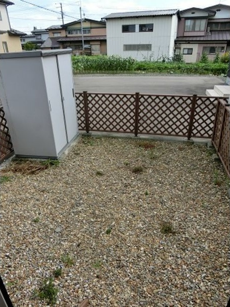 ウィングスⅡ棟の庭