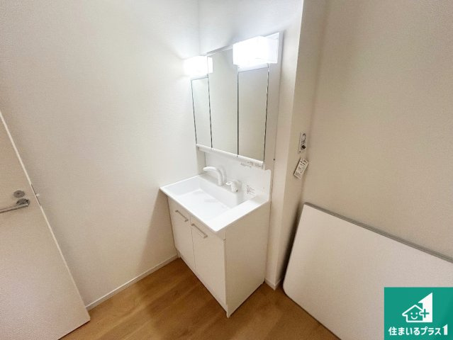 宝塚市小浜　第1期　新築一戸建ての独立洗面台|清潔感のある洗面台です。フラットな鏡は掃除がしやすく毎日清潔！鏡裏には収納があるのでスッキリとした洗面台が保てます。