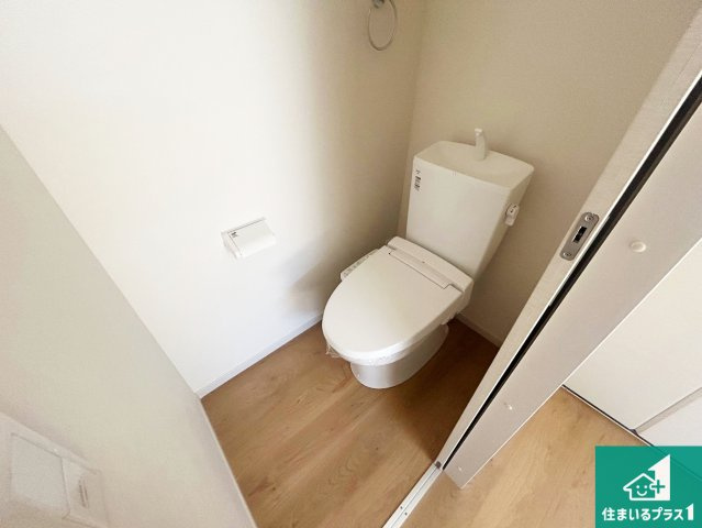 宝塚市小浜　第1期　新築一戸建てのトイレ|1・2階の2ヶ所にあるので、朝の忙しい時間の順番待ちもなく、深夜の利用にも大変便利です。