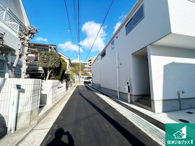 宝塚市小浜　第1期　新築一戸建ての前面道路含む現地写真|周辺は閑静な住宅街！前面道路広々で車の出し入れも便利です。駐車が苦手な方でも安心して車庫入れできます！