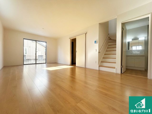 宝塚市小浜　第1期　新築一戸建ての居間・リビング|日当たり良好の明るいリビングで朝の目覚めもスッキリできそう！対面キッチンでご家族のコミュニケーションも自然と増える設計！小さなお子様が遊ぶスペースを作っても広々とくつろげるLDK！