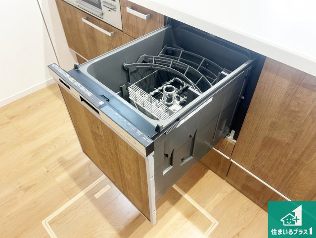 宝塚市小浜　第1期　新築一戸建ての設備|食事後の一仕事、食器洗いをボタン一つでお任せできちゃいます！場所を取らないビルトイン式なので、お料理スペースもしっかり確保！