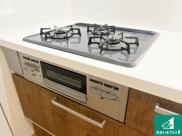 宝塚市小浜　第1期　新築一戸建ての設備|ダブル高火力Ｓｉセンサー付きコンロ！３口あるので、まとめて料理をする時も大活躍！