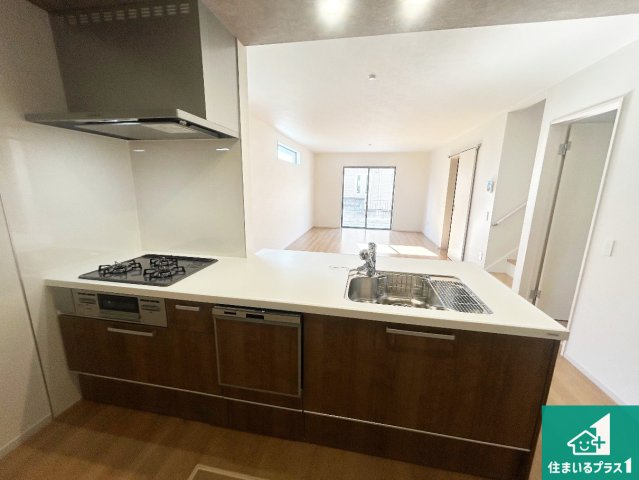 宝塚市小浜　第1期　新築一戸建てのキッチン|リビングと統一感があり、使い勝手のいいキッチン。広々としているので、二人並んで作業が出来ちゃいます。お子様と一緒に色々なお料理に挑戦できるスペースがあります。