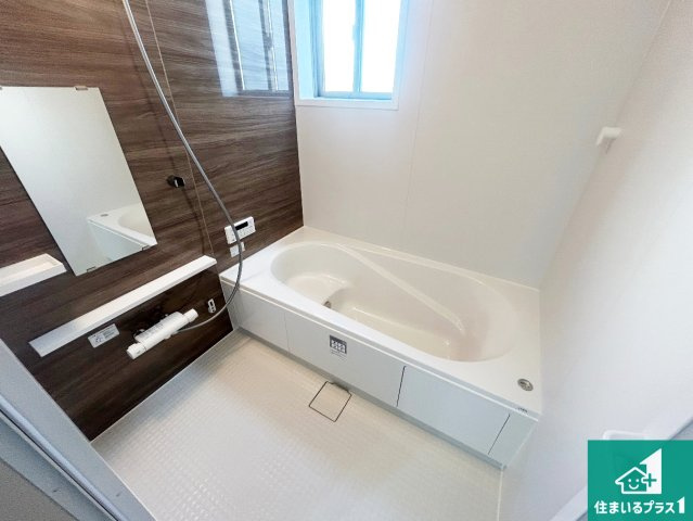 宝塚市小浜　第1期　新築一戸建ての浴室|足をゆったり伸ばして寛げる浴槽です。窓が設けられていますので差し込む光が明るく穏やかな雰囲気にしてくれます♪浴室乾燥機も設置しているので、雨の日の洗濯物も安心です♪