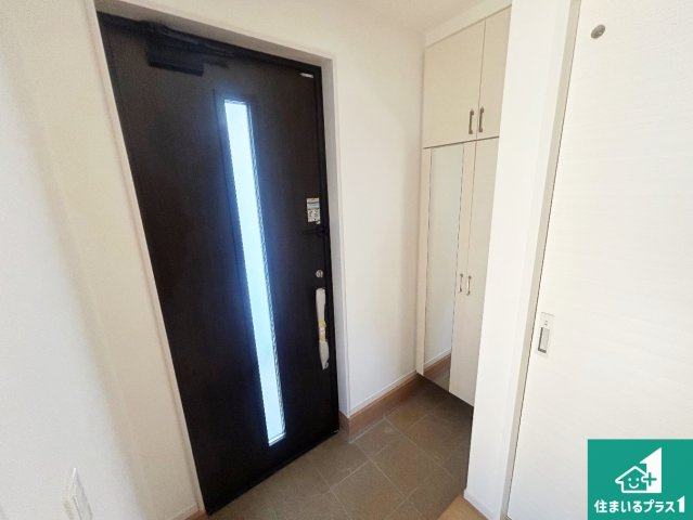 宝塚市小浜　第1期　新築一戸建ての玄関|シューズボックスにはたくさんの靴が収納できるので玄関周りはいつもスッキリ！ご家族が増えても安心！