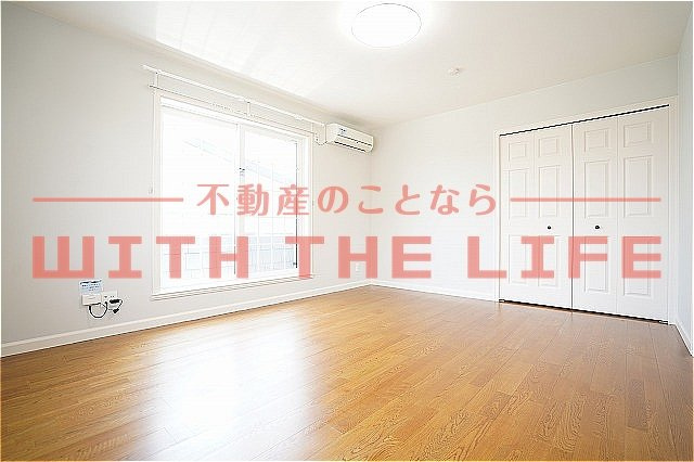 アンズ・アベニュー【10.000円キャッシュバック対象物件】の居間・リビング|こちらの居間で趣味の時間をお楽しみください