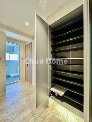 【玄関】 | 新大橋マンション | 【玄関】玄関には大型のシューズクローゼットを設置しておりますのでいつでもスッキリりとした空間を保てます。玄関周りを清潔に使うのはとても大事なことですよね。