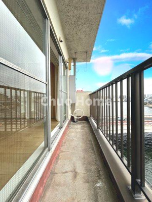 【バルコニー】 | 新大橋マンション | 【バルコニー】幅もあって、奥行きもあるゆとりのバルコニー。洗濯物を干したり乾かしたりだけでなく、ただ出てみるだけでも気持ちいいですよ。