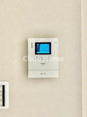 【セキュリティ】 | 新大橋マンション | 【モニターホン】誰が来たかすぐにわかるカラーモニター付きインターホン。通話ボタンを押すまでは室内の音は漏れていませんので相手を確かめてから応対できます。